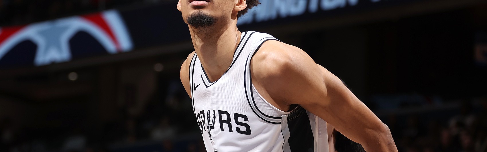 马穆：文班很喜欢格鲁吉亚菜 每次去餐厅都会给我发和面包的自拍