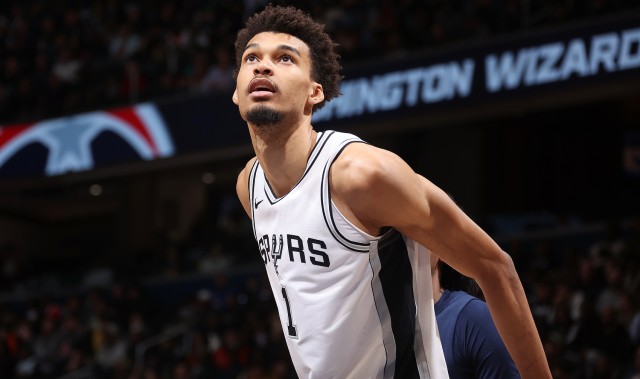 马穆：文班很喜欢格鲁吉亚菜 每次去餐厅都会给我发和面包的自拍