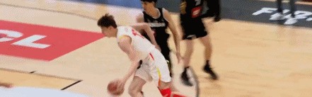 攻防一体！郇斯楠7中6得到16分4篮板5封盖