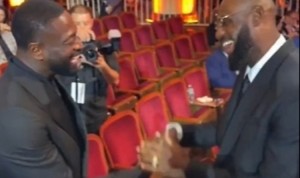 开云体育下载-詹姆斯亮相名人堂入选仪式 与好兄弟韦德亲密拥抱致意！