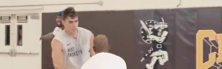 保罗、亨德森、小乔丹等众球星组局对抗 老炮里突外投游刃有余