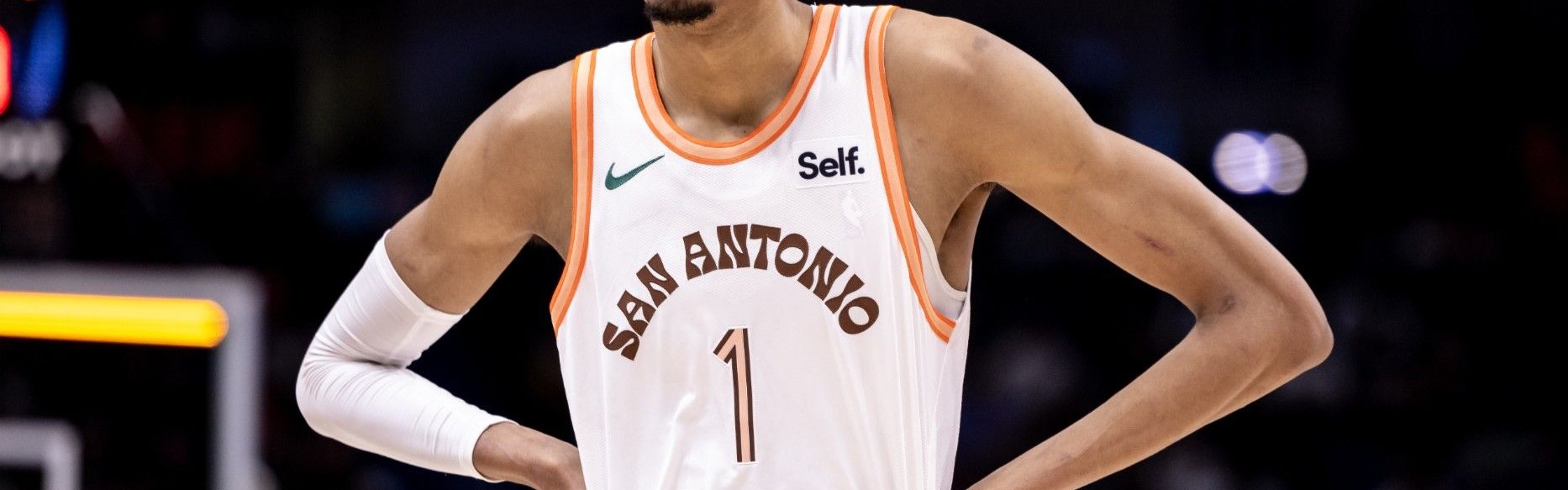 开云体育下载-ESPN预测新赛季：马刺和老鹰有望强势反弹，雄鹿湖人存隐患