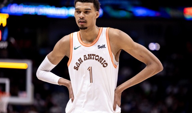 开云体育下载-ESPN预测新赛季：马刺和老鹰有望强势反弹，雄鹿湖人存隐患