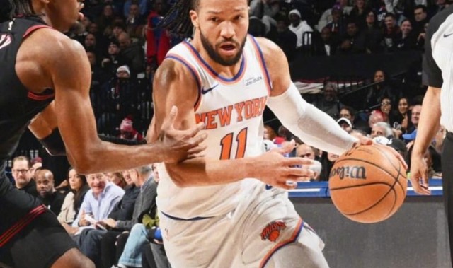 开云官网-尼克斯拒逆转！恩比德38+11不满吹罚，布伦森31+6犯错，裁判抢戏